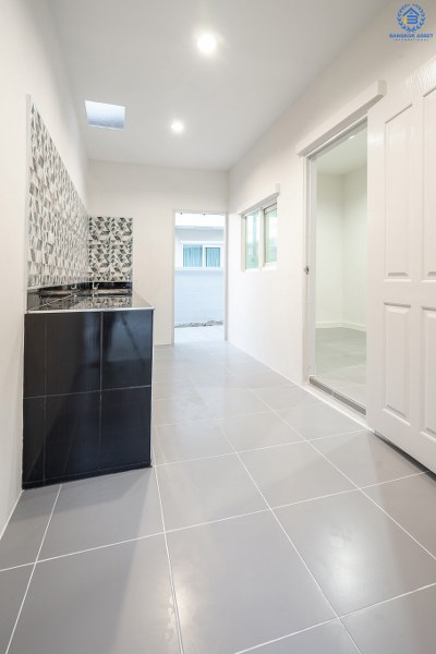 บ้านมือสองตกแต่งใหม่ ม.เพอร์เฟคเพลส รัตนาธิเบศร์ (เนื้อที่ 53 ตร.ว.) บ้านดีไซน์ทันสมัย หลังใหญ่พร้อมอยู่ ฟังก์ชั่น 3 ห้องนอน 3 ห้องน้ำ 2 ที่จอดรถ ภายในโปร่งโล่งสบาย กับที่สุดแห่งทำเลโซนเมือง ที่เชื่อมสู่หลายเส้นทาง หน้าโครงการติดถ.รัตนาธิเบศร์ เพียง 400 เมตร ถึงรถไฟฟ้าสถานี "ไทรม้า"