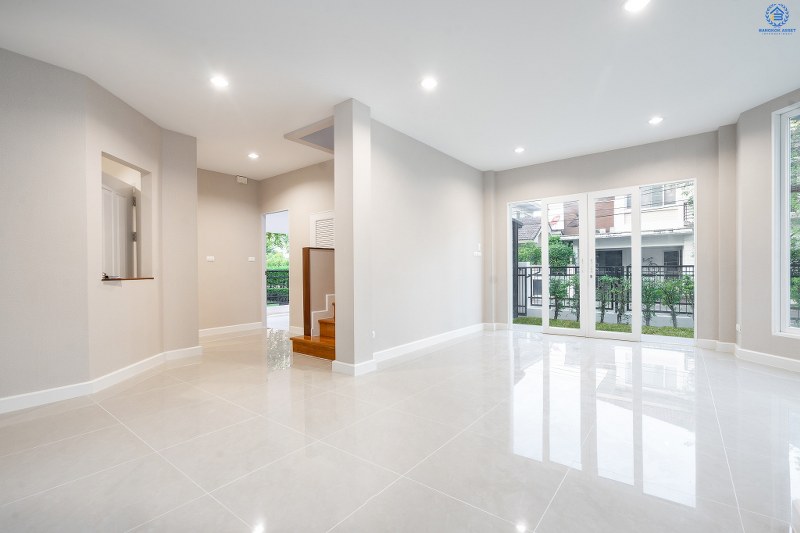 บ้านมือสองตกแต่งใหม่ ม.เพอร์เฟคเพลส รัตนาธิเบศร์ (เนื้อที่ 53 ตร.ว.) บ้านดีไซน์ทันสมัย หลังใหญ่พร้อมอยู่ ฟังก์ชั่น 3 ห้องนอน 3 ห้องน้ำ 2 ที่จอดรถ ภายในโปร่งโล่งสบาย กับที่สุดแห่งทำเลโซนเมือง ที่เชื่อมสู่หลายเส้นทาง หน้าโครงการติดถ.รัตนาธิเบศร์ เพียง 400 เมตร ถึงรถไฟฟ้าสถานี "ไทรม้า"