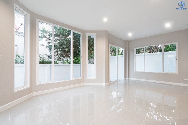 บ้านมือสองตกแต่งใหม่ ม.เพอร์เฟคเพลส รัตนาธิเบศร์ (เนื้อที่ 53 ตร.ว.) บ้านดีไซน์ทันสมัย หลังใหญ่พร้อมอยู่ ฟังก์ชั่น 3 ห้องนอน 3 ห้องน้ำ 2 ที่จอดรถ ภายในโปร่งโล่งสบาย กับที่สุดแห่งทำเลโซนเมือง ที่เชื่อมสู่หลายเส้นทาง หน้าโครงการติดถ.รัตนาธิเบศร์ เพียง 400 เมตร ถึงรถไฟฟ้าสถานี "ไทรม้า"