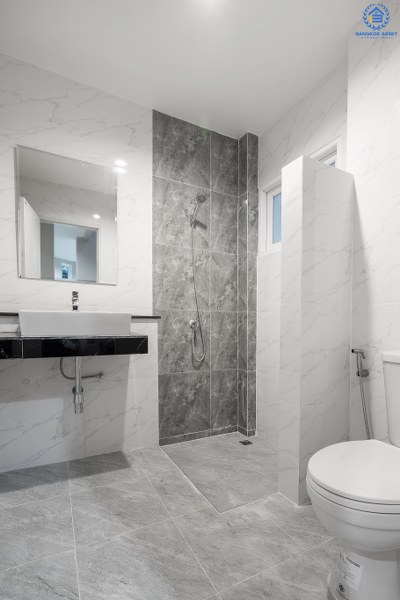 บ้านมือสองตกแต่งใหม่ ม.เพอร์เฟคเพลส รัตนาธิเบศร์ (เนื้อที่ 53 ตร.ว.) บ้านดีไซน์ทันสมัย หลังใหญ่พร้อมอยู่ ฟังก์ชั่น 3 ห้องนอน 3 ห้องน้ำ 2 ที่จอดรถ ภายในโปร่งโล่งสบาย กับที่สุดแห่งทำเลโซนเมือง ที่เชื่อมสู่หลายเส้นทาง หน้าโครงการติดถ.รัตนาธิเบศร์ เพียง 400 เมตร ถึงรถไฟฟ้าสถานี "ไทรม้า"