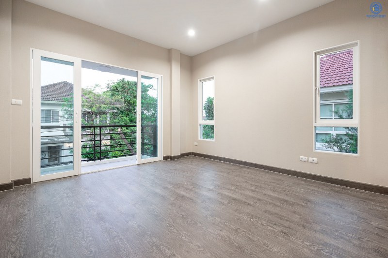 บ้านมือสองตกแต่งใหม่ ม.เพอร์เฟคเพลส รัตนาธิเบศร์ (เนื้อที่ 53 ตร.ว.) บ้านดีไซน์ทันสมัย หลังใหญ่พร้อมอยู่ ฟังก์ชั่น 3 ห้องนอน 3 ห้องน้ำ 2 ที่จอดรถ ภายในโปร่งโล่งสบาย กับที่สุดแห่งทำเลโซนเมือง ที่เชื่อมสู่หลายเส้นทาง หน้าโครงการติดถ.รัตนาธิเบศร์ เพียง 400 เมตร ถึงรถไฟฟ้าสถานี "ไทรม้า"