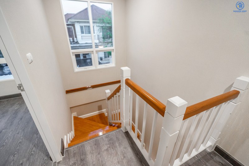 บ้านมือสองตกแต่งใหม่ ม.เพอร์เฟคเพลส รัตนาธิเบศร์ (เนื้อที่ 53 ตร.ว.) บ้านดีไซน์ทันสมัย หลังใหญ่พร้อมอยู่ ฟังก์ชั่น 3 ห้องนอน 3 ห้องน้ำ 2 ที่จอดรถ ภายในโปร่งโล่งสบาย กับที่สุดแห่งทำเลโซนเมือง ที่เชื่อมสู่หลายเส้นทาง หน้าโครงการติดถ.รัตนาธิเบศร์ เพียง 400 เมตร ถึงรถไฟฟ้าสถานี "ไทรม้า"