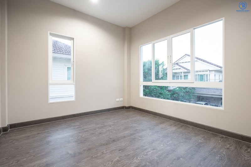 บ้านมือสองตกแต่งใหม่ ม.เพอร์เฟคเพลส รัตนาธิเบศร์ (เนื้อที่ 53 ตร.ว.) บ้านดีไซน์ทันสมัย หลังใหญ่พร้อมอยู่ ฟังก์ชั่น 3 ห้องนอน 3 ห้องน้ำ 2 ที่จอดรถ ภายในโปร่งโล่งสบาย กับที่สุดแห่งทำเลโซนเมือง ที่เชื่อมสู่หลายเส้นทาง หน้าโครงการติดถ.รัตนาธิเบศร์ เพียง 400 เมตร ถึงรถไฟฟ้าสถานี "ไทรม้า"