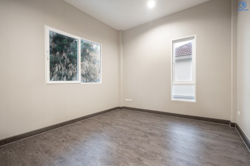 บ้านมือสองตกแต่งใหม่ ม.เพอร์เฟคเพลส รัตนาธิเบศร์ (เนื้อที่ 53 ตร.ว.) บ้านดีไซน์ทันสมัย หลังใหญ่พร้อมอยู่ ฟังก์ชั่น 3 ห้องนอน 3 ห้องน้ำ 2 ที่จอดรถ ภายในโปร่งโล่งสบาย กับที่สุดแห่งทำเลโซนเมือง ที่เชื่อมสู่หลายเส้นทาง หน้าโครงการติดถ.รัตนาธิเบศร์ เพียง 400 เมตร ถึงรถไฟฟ้าสถานี "ไทรม้า"