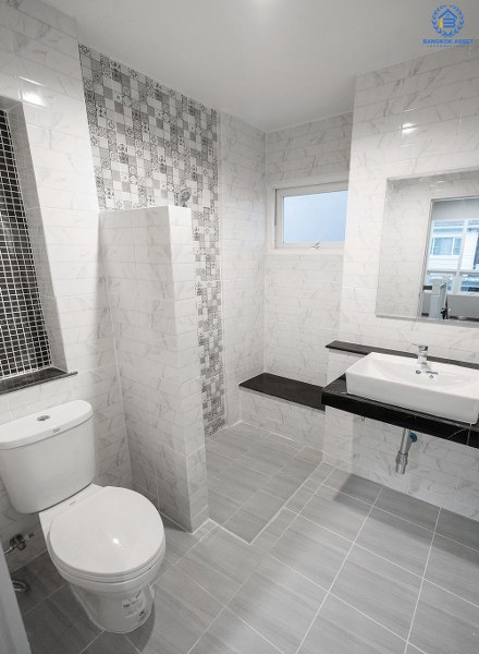 บ้านมือสองตกแต่งใหม่ ม.เพอร์เฟคเพลส รัตนาธิเบศร์ (เนื้อที่ 53 ตร.ว.) บ้านดีไซน์ทันสมัย หลังใหญ่พร้อมอยู่ ฟังก์ชั่น 3 ห้องนอน 3 ห้องน้ำ 2 ที่จอดรถ ภายในโปร่งโล่งสบาย กับที่สุดแห่งทำเลโซนเมือง ที่เชื่อมสู่หลายเส้นทาง หน้าโครงการติดถ.รัตนาธิเบศร์ เพียง 400 เมตร ถึงรถไฟฟ้าสถานี "ไทรม้า"