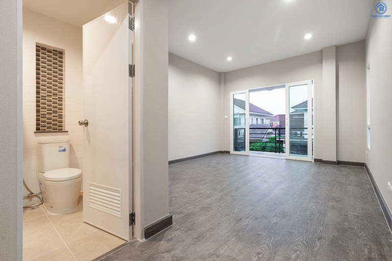 บ้านมือสองตกแต่งใหม่ ม.เพอร์เฟคเพลส รัตนาธิเบศร์ (เนื้อที่ 53 ตร.ว.) บ้านดีไซน์ทันสมัย หลังใหญ่พร้อมอยู่ ฟังก์ชั่น 3 ห้องนอน 3 ห้องน้ำ 2 ที่จอดรถ ภายในโปร่งโล่งสบาย กับที่สุดแห่งทำเลโซนเมือง ที่เชื่อมสู่หลายเส้นทาง หน้าโครงการติดถ.รัตนาธิเบศร์ เพียง 400 เมตร ถึงรถไฟฟ้าสถานี "ไทรม้า"