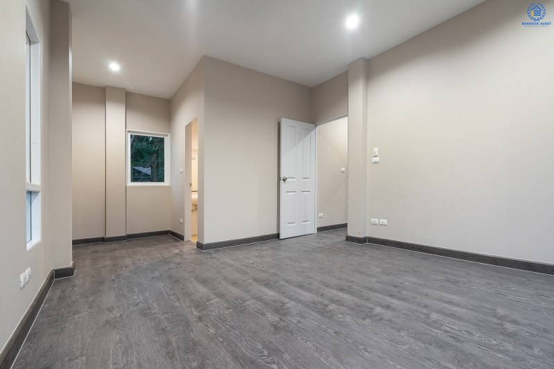 บ้านมือสองตกแต่งใหม่ ม.เพอร์เฟคเพลส รัตนาธิเบศร์ (เนื้อที่ 53 ตร.ว.) บ้านดีไซน์ทันสมัย หลังใหญ่พร้อมอยู่ ฟังก์ชั่น 3 ห้องนอน 3 ห้องน้ำ 2 ที่จอดรถ ภายในโปร่งโล่งสบาย กับที่สุดแห่งทำเลโซนเมือง ที่เชื่อมสู่หลายเส้นทาง หน้าโครงการติดถ.รัตนาธิเบศร์ เพียง 400 เมตร ถึงรถไฟฟ้าสถานี "ไทรม้า"