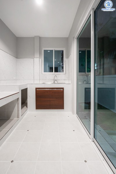 บ้านมือสองตกแต่งใหม่ สไตล์อบอุ่น โครงการ ชลลดา บางใหญ่-เซ็นทรัลเวสต์เกต (ซ.วัดลาดปลาดุก) บ้านพร้อมอยู่ คุณภาพ L&H เนื้อที่ 54.3 ตร.ว. ฟังก์ชั่น 3นอน 2น้ำ พื้นที่ใช้สอยเกือบ 200 ตร.ม. สิ่งอำนวยความสะดวกภายในโครงการครบครัน บนทำเลศักยภาพ ติดถนนใหญ่ ใกล้ถ.กาญจนาภิเษก เพียง 10 นาทีถึงรถไฟฟ้า "สถานีคลองบางไผ่"