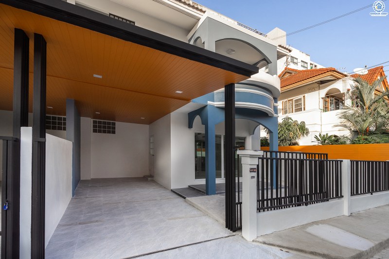 บ้านมือสองตกแต่งใหม่ #โซนเมือง! หมู่บ้าน ซื่อตรง พระนั่งเกล้า-ท่าอิฐ จากหน้าบ้านไปขึ้นรถไฟฟ้า"สถานีไทรม้า" เพียง 800 เมตร หน้าโครงการติดถนนรัตนาธิเบศร์ กับฟังก์ชั่นจัดเต็ม พื้นที่กว้าง พร้อมบิ้วอินท์ครัวเคาน์เตอร์ หิ้วกระเป๋าพร้อมเข้าอยู่ทันที! ที่สุดแห่งทำเลศักยภาพ ที่คุณต้องไม่พลาด! เพราะขายในราคาแค่สามล้านต้นๆ เท่านั้น!!