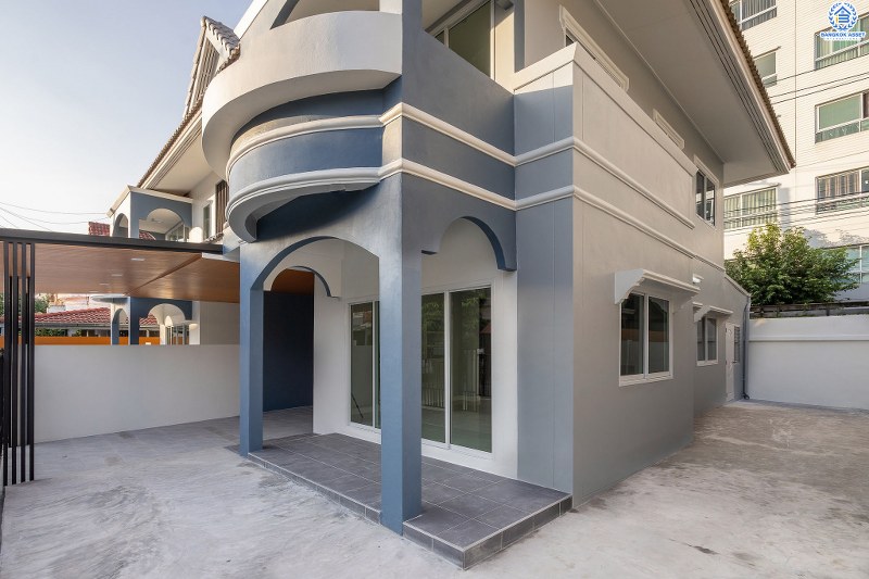 บ้านมือสองตกแต่งใหม่ #โซนเมือง! หมู่บ้าน ซื่อตรง พระนั่งเกล้า-ท่าอิฐ จากหน้าบ้านไปขึ้นรถไฟฟ้า"สถานีไทรม้า" เพียง 800 เมตร หน้าโครงการติดถนนรัตนาธิเบศร์ กับฟังก์ชั่นจัดเต็ม พื้นที่กว้าง พร้อมบิ้วอินท์ครัวเคาน์เตอร์ หิ้วกระเป๋าพร้อมเข้าอยู่ทันที! ที่สุดแห่งทำเลศักยภาพ ที่คุณต้องไม่พลาด! เพราะขายในราคาแค่สามล้านต้นๆ เท่านั้น!!