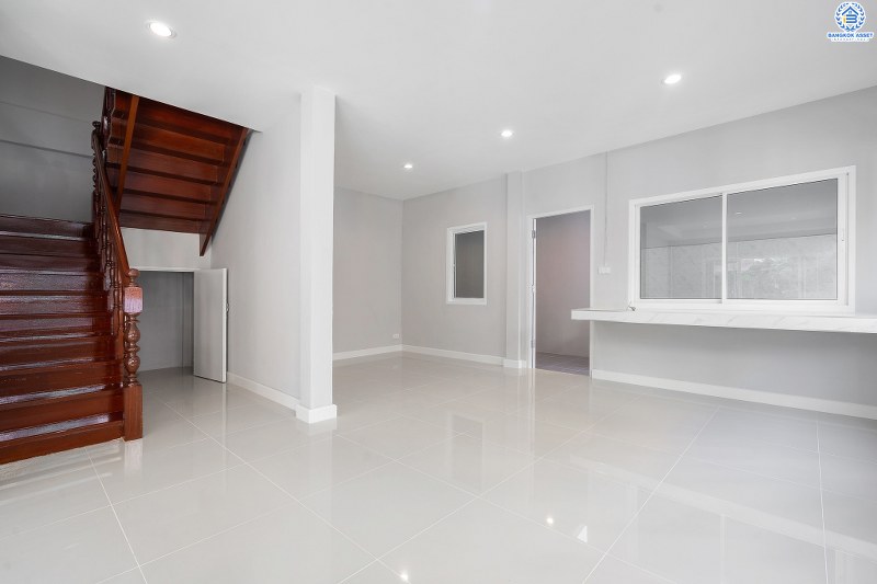 บ้านมือสองตกแต่งใหม่ #โซนเมือง! หมู่บ้าน ซื่อตรง พระนั่งเกล้า-ท่าอิฐ จากหน้าบ้านไปขึ้นรถไฟฟ้า"สถานีไทรม้า" เพียง 800 เมตร หน้าโครงการติดถนนรัตนาธิเบศร์ กับฟังก์ชั่นจัดเต็ม พื้นที่กว้าง พร้อมบิ้วอินท์ครัวเคาน์เตอร์ หิ้วกระเป๋าพร้อมเข้าอยู่ทันที! ที่สุดแห่งทำเลศักยภาพ ที่คุณต้องไม่พลาด! เพราะขายในราคาแค่สามล้านต้นๆ เท่านั้น!!