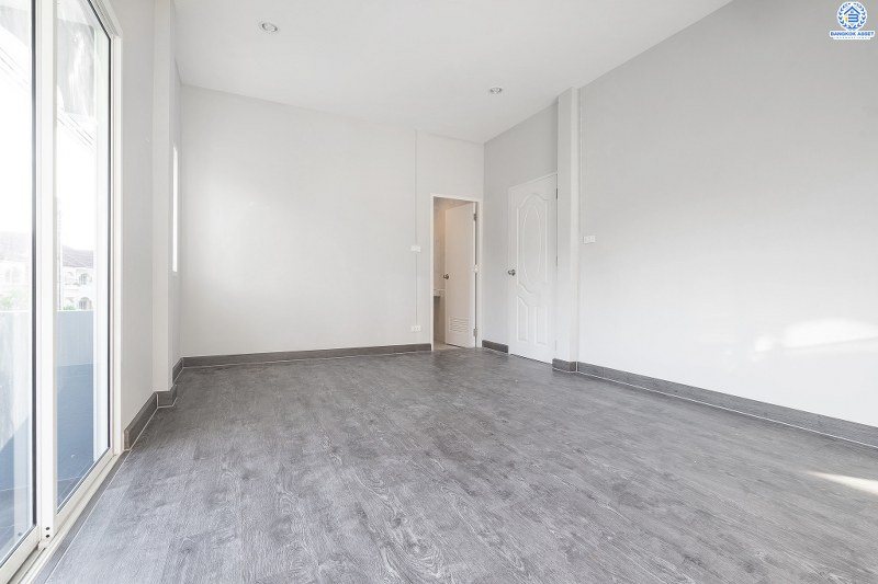 บ้านมือสองตกแต่งใหม่ #โซนเมือง! หมู่บ้าน ซื่อตรง พระนั่งเกล้า-ท่าอิฐ จากหน้าบ้านไปขึ้นรถไฟฟ้า"สถานีไทรม้า" เพียง 800 เมตร หน้าโครงการติดถนนรัตนาธิเบศร์ กับฟังก์ชั่นจัดเต็ม พื้นที่กว้าง พร้อมบิ้วอินท์ครัวเคาน์เตอร์ หิ้วกระเป๋าพร้อมเข้าอยู่ทันที! ที่สุดแห่งทำเลศักยภาพ ที่คุณต้องไม่พลาด! เพราะขายในราคาแค่สามล้านต้นๆ เท่านั้น!!