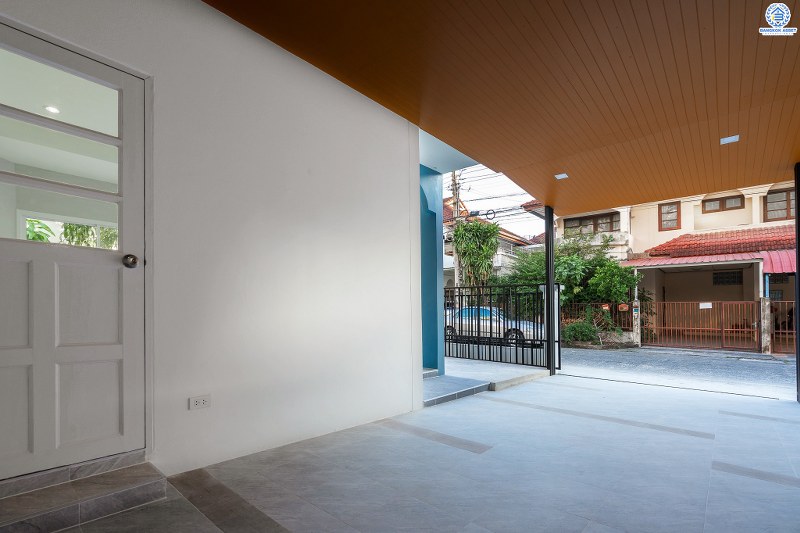 บ้านมือสองตกแต่งใหม่ #โซนเมือง! หมู่บ้าน ซื่อตรง พระนั่งเกล้า-ท่าอิฐ จากหน้าบ้านไปขึ้นรถไฟฟ้า"สถานีไทรม้า" เพียง 800 เมตร หน้าโครงการติดถนนรัตนาธิเบศร์ กับฟังก์ชั่นจัดเต็ม พื้นที่กว้าง พร้อมบิ้วอินท์ครัวเคาน์เตอร์ หิ้วกระเป๋าพร้อมเข้าอยู่ทันที! ที่สุดแห่งทำเลศักยภาพ ที่คุณต้องไม่พลาด! เพราะขายในราคาแค่สามล้านต้นๆ เท่านั้น!!