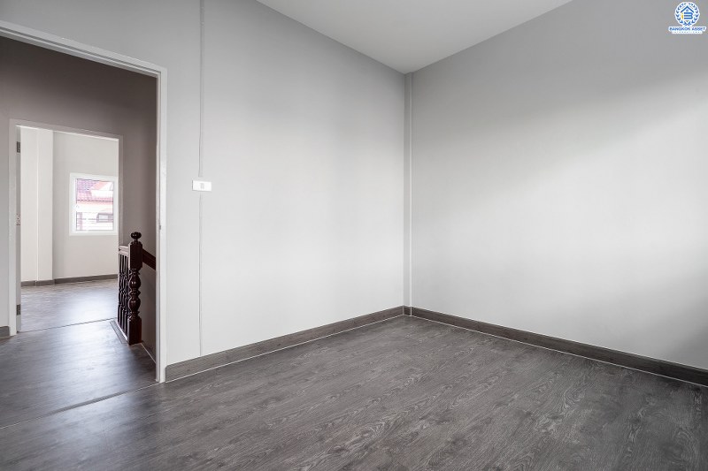 บ้านมือสองตกแต่งใหม่ #โซนเมือง! หมู่บ้าน ซื่อตรง พระนั่งเกล้า-ท่าอิฐ จากหน้าบ้านไปขึ้นรถไฟฟ้า"สถานีไทรม้า" เพียง 800 เมตร หน้าโครงการติดถนนรัตนาธิเบศร์ กับฟังก์ชั่นจัดเต็ม พื้นที่กว้าง พร้อมบิ้วอินท์ครัวเคาน์เตอร์ หิ้วกระเป๋าพร้อมเข้าอยู่ทันที! ที่สุดแห่งทำเลศักยภาพ ที่คุณต้องไม่พลาด! เพราะขายในราคาแค่สามล้านต้นๆ เท่านั้น!!