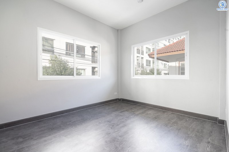 บ้านมือสองตกแต่งใหม่ #โซนเมือง! หมู่บ้าน ซื่อตรง พระนั่งเกล้า-ท่าอิฐ จากหน้าบ้านไปขึ้นรถไฟฟ้า"สถานีไทรม้า" เพียง 800 เมตร หน้าโครงการติดถนนรัตนาธิเบศร์ กับฟังก์ชั่นจัดเต็ม พื้นที่กว้าง พร้อมบิ้วอินท์ครัวเคาน์เตอร์ หิ้วกระเป๋าพร้อมเข้าอยู่ทันที! ที่สุดแห่งทำเลศักยภาพ ที่คุณต้องไม่พลาด! เพราะขายในราคาแค่สามล้านต้นๆ เท่านั้น!!