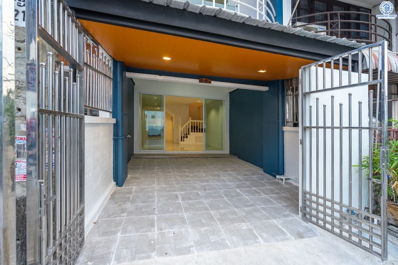 บ้านมือสองตกแต่งใหม่ โซนเมือง! ม.ทอฝัน พิบูลสงคราม-พระราม5 ทาวน์โฮมพร้อมอยู่ ฟังก์ชั่น 3 ห้องนอน 2 ห้องน้ำ บนทำเลที่จะทำให้คุณสะดวกทุกการเดินทาง เชื่อมต่อ 3 เส้นทางหลัก ทั้งถนนกรุงเทพ-นนท์ , พิบูลสงคราม และนครอินทร์  ใกล้รถไฟฟ้าสถานี "แยกติวานนท์" และจุดขึ้นทางด่วน "ศรีรัช-วงแหวนรอบนอก" พร้อมจองแล้ววันนี้!