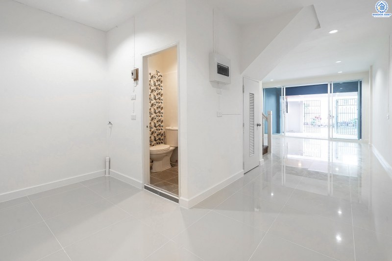 บ้านมือสองตกแต่งใหม่ โซนเมือง! ม.ทอฝัน พิบูลสงคราม-พระราม5 ทาวน์โฮมพร้อมอยู่ ฟังก์ชั่น 3 ห้องนอน 2 ห้องน้ำ บนทำเลที่จะทำให้คุณสะดวกทุกการเดินทาง เชื่อมต่อ 3 เส้นทางหลัก ทั้งถนนกรุงเทพ-นนท์ , พิบูลสงคราม และนครอินทร์  ใกล้รถไฟฟ้าสถานี "แยกติวานนท์" และจุดขึ้นทางด่วน "ศรีรัช-วงแหวนรอบนอก" พร้อมจองแล้ววันนี้!