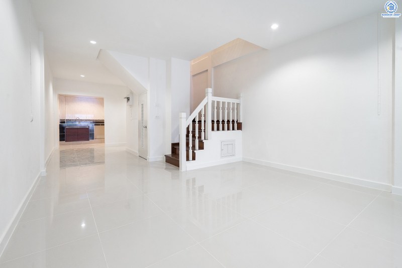 บ้านมือสองตกแต่งใหม่ โซนเมือง! ม.ทอฝัน พิบูลสงคราม-พระราม5 ทาวน์โฮมพร้อมอยู่ ฟังก์ชั่น 3 ห้องนอน 2 ห้องน้ำ บนทำเลที่จะทำให้คุณสะดวกทุกการเดินทาง เชื่อมต่อ 3 เส้นทางหลัก ทั้งถนนกรุงเทพ-นนท์ , พิบูลสงคราม และนครอินทร์  ใกล้รถไฟฟ้าสถานี "แยกติวานนท์" และจุดขึ้นทางด่วน "ศรีรัช-วงแหวนรอบนอก" พร้อมจองแล้ววันนี้!