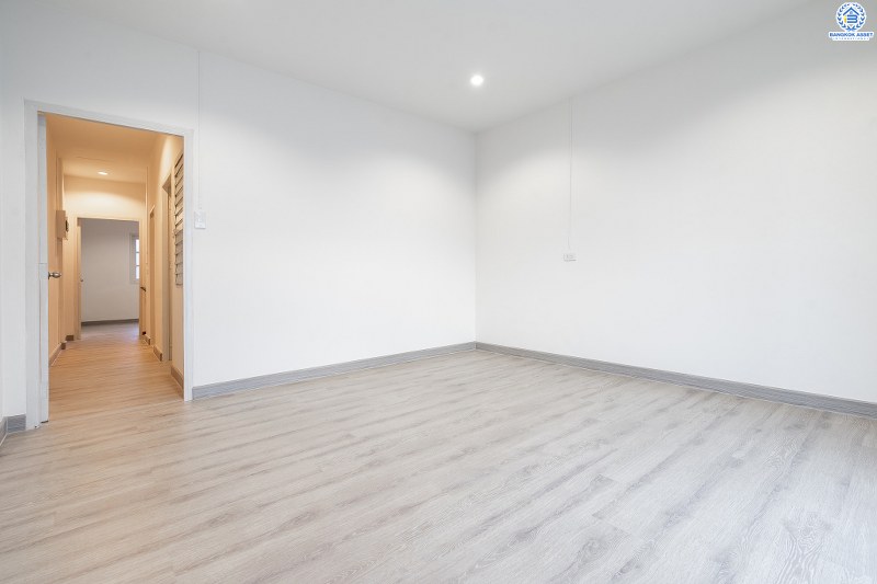 บ้านมือสองตกแต่งใหม่ โซนเมือง! ม.ทอฝัน พิบูลสงคราม-พระราม5 ทาวน์โฮมพร้อมอยู่ ฟังก์ชั่น 3 ห้องนอน 2 ห้องน้ำ บนทำเลที่จะทำให้คุณสะดวกทุกการเดินทาง เชื่อมต่อ 3 เส้นทางหลัก ทั้งถนนกรุงเทพ-นนท์ , พิบูลสงคราม และนครอินทร์  ใกล้รถไฟฟ้าสถานี "แยกติวานนท์" และจุดขึ้นทางด่วน "ศรีรัช-วงแหวนรอบนอก" พร้อมจองแล้ววันนี้!