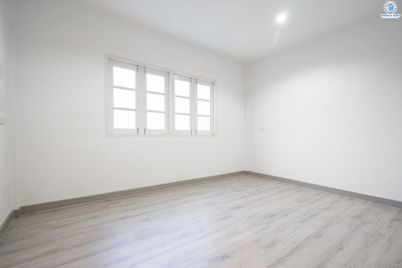 บ้านมือสองตกแต่งใหม่ โซนเมือง! ม.ทอฝัน พิบูลสงคราม-พระราม5 ทาวน์โฮมพร้อมอยู่ ฟังก์ชั่น 3 ห้องนอน 2 ห้องน้ำ บนทำเลที่จะทำให้คุณสะดวกทุกการเดินทาง เชื่อมต่อ 3 เส้นทางหลัก ทั้งถนนกรุงเทพ-นนท์ , พิบูลสงคราม และนครอินทร์  ใกล้รถไฟฟ้าสถานี "แยกติวานนท์" และจุดขึ้นทางด่วน "ศรีรัช-วงแหวนรอบนอก" พร้อมจองแล้ววันนี้!