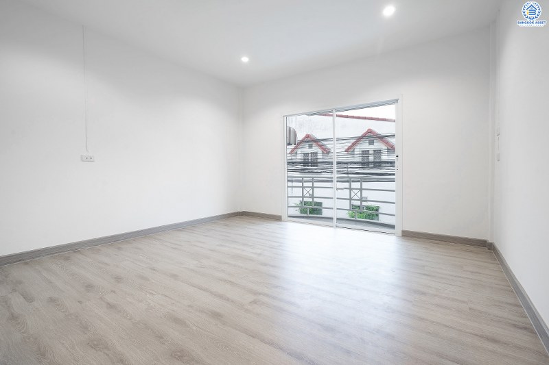 บ้านมือสองตกแต่งใหม่ โซนเมือง! ม.ทอฝัน พิบูลสงคราม-พระราม5 ทาวน์โฮมพร้อมอยู่ ฟังก์ชั่น 3 ห้องนอน 2 ห้องน้ำ บนทำเลที่จะทำให้คุณสะดวกทุกการเดินทาง เชื่อมต่อ 3 เส้นทางหลัก ทั้งถนนกรุงเทพ-นนท์ , พิบูลสงคราม และนครอินทร์  ใกล้รถไฟฟ้าสถานี "แยกติวานนท์" และจุดขึ้นทางด่วน "ศรีรัช-วงแหวนรอบนอก" พร้อมจองแล้ววันนี้!