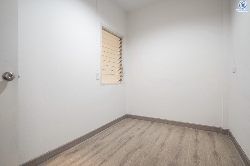 บ้านมือสองตกแต่งใหม่ โซนเมือง! ม.ทอฝัน พิบูลสงคราม-พระราม5 ทาวน์โฮมพร้อมอยู่ ฟังก์ชั่น 3 ห้องนอน 2 ห้องน้ำ บนทำเลที่จะทำให้คุณสะดวกทุกการเดินทาง เชื่อมต่อ 3 เส้นทางหลัก ทั้งถนนกรุงเทพ-นนท์ , พิบูลสงคราม และนครอินทร์  ใกล้รถไฟฟ้าสถานี "แยกติวานนท์" และจุดขึ้นทางด่วน "ศรีรัช-วงแหวนรอบนอก" พร้อมจองแล้ววันนี้!