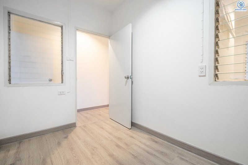 บ้านมือสองตกแต่งใหม่ โซนเมือง! ม.ทอฝัน พิบูลสงคราม-พระราม5 ทาวน์โฮมพร้อมอยู่ ฟังก์ชั่น 3 ห้องนอน 2 ห้องน้ำ บนทำเลที่จะทำให้คุณสะดวกทุกการเดินทาง เชื่อมต่อ 3 เส้นทางหลัก ทั้งถนนกรุงเทพ-นนท์ , พิบูลสงคราม และนครอินทร์  ใกล้รถไฟฟ้าสถานี "แยกติวานนท์" และจุดขึ้นทางด่วน "ศรีรัช-วงแหวนรอบนอก" พร้อมจองแล้ววันนี้!