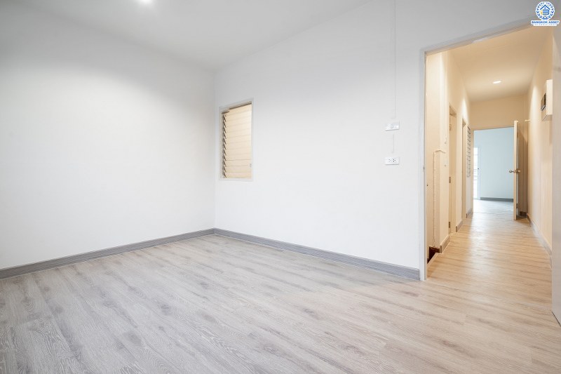 บ้านมือสองตกแต่งใหม่ โซนเมือง! ม.ทอฝัน พิบูลสงคราม-พระราม5 ทาวน์โฮมพร้อมอยู่ ฟังก์ชั่น 3 ห้องนอน 2 ห้องน้ำ บนทำเลที่จะทำให้คุณสะดวกทุกการเดินทาง เชื่อมต่อ 3 เส้นทางหลัก ทั้งถนนกรุงเทพ-นนท์ , พิบูลสงคราม และนครอินทร์  ใกล้รถไฟฟ้าสถานี "แยกติวานนท์" และจุดขึ้นทางด่วน "ศรีรัช-วงแหวนรอบนอก" พร้อมจองแล้ววันนี้!