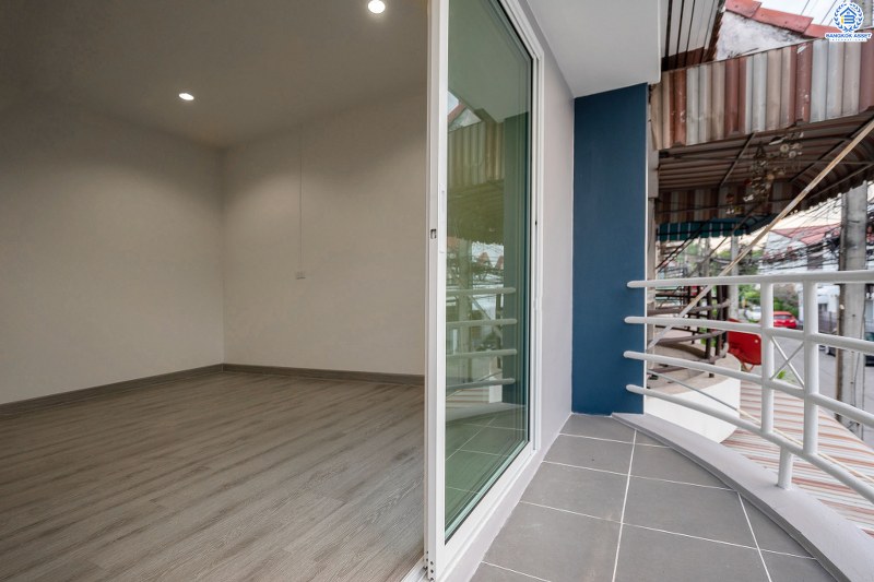 บ้านมือสองตกแต่งใหม่ โซนเมือง! ม.ทอฝัน พิบูลสงคราม-พระราม5 ทาวน์โฮมพร้อมอยู่ ฟังก์ชั่น 3 ห้องนอน 2 ห้องน้ำ บนทำเลที่จะทำให้คุณสะดวกทุกการเดินทาง เชื่อมต่อ 3 เส้นทางหลัก ทั้งถนนกรุงเทพ-นนท์ , พิบูลสงคราม และนครอินทร์  ใกล้รถไฟฟ้าสถานี "แยกติวานนท์" และจุดขึ้นทางด่วน "ศรีรัช-วงแหวนรอบนอก" พร้อมจองแล้ววันนี้!