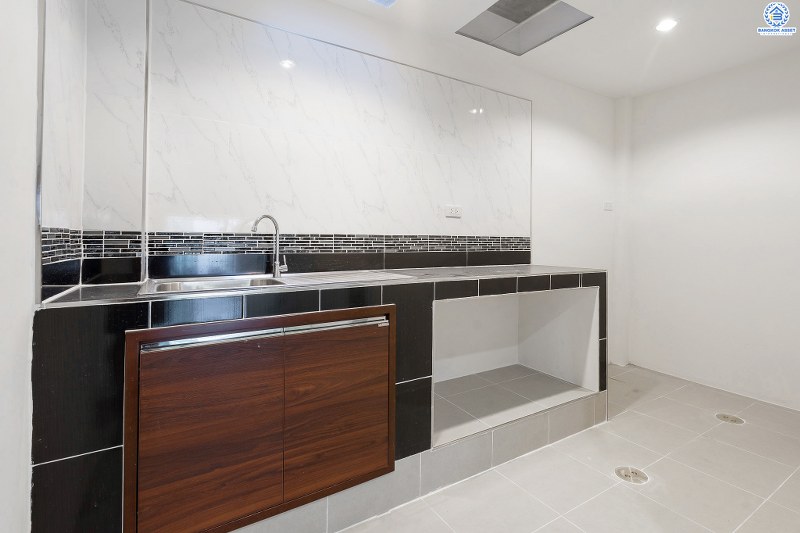 บ้านมือสองตกแต่งใหม่ โซนเมือง! ม.ทอฝัน พิบูลสงคราม-พระราม5 ทาวน์โฮมพร้อมอยู่ ฟังก์ชั่น 3 ห้องนอน 2 ห้องน้ำ บนทำเลที่จะทำให้คุณสะดวกทุกการเดินทาง เชื่อมต่อ 3 เส้นทางหลัก ทั้งถนนกรุงเทพ-นนท์ , พิบูลสงคราม และนครอินทร์  ใกล้รถไฟฟ้าสถานี "แยกติวานนท์" และจุดขึ้นทางด่วน "ศรีรัช-วงแหวนรอบนอก" พร้อมจองแล้ววันนี้!