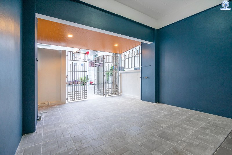 บ้านมือสองตกแต่งใหม่ โซนเมือง! ม.ทอฝัน พิบูลสงคราม-พระราม5 ทาวน์โฮมพร้อมอยู่ ฟังก์ชั่น 3 ห้องนอน 2 ห้องน้ำ บนทำเลที่จะทำให้คุณสะดวกทุกการเดินทาง เชื่อมต่อ 3 เส้นทางหลัก ทั้งถนนกรุงเทพ-นนท์ , พิบูลสงคราม และนครอินทร์  ใกล้รถไฟฟ้าสถานี "แยกติวานนท์" และจุดขึ้นทางด่วน "ศรีรัช-วงแหวนรอบนอก" พร้อมจองแล้ววันนี้!