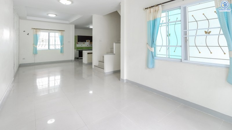 ทาวน์เฮ้าส์มือสองนนทบุรี ม.วณิชชา บางใหญ่-กาญจนาภิเษก (ซ.กันตนา) บ้านพร้อมอยู่ ราคาสุดคุ้ม! เนื้อที่ 27.1 ตร.ว. ฟังก์ชั่น 3 ห้องนอน 3 ห้องน้ำ พื้นที่ใช้สอยกว่า 156 ตร.ม. รองรับทุกการอยู่อาศัย บนทำเลเดินทางสะดวก หน้าโครงการห่างจากถ.กาญจนาฯ เพียง 1 กม. ใกล้เซ็นทรัลเวสต์เกต และรถไฟฟ้าสถานีตลาดบางใหญ่