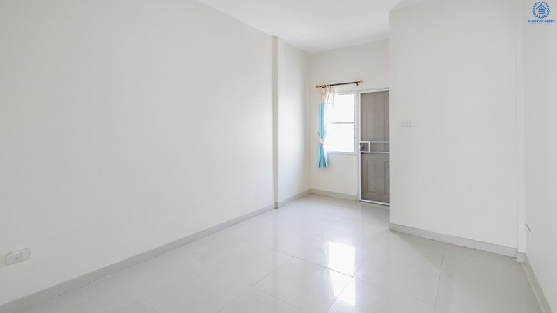 ทาวน์เฮ้าส์มือสองนนทบุรี ม.วณิชชา บางใหญ่-กาญจนาภิเษก (ซ.กันตนา) บ้านพร้อมอยู่ ราคาสุดคุ้ม! เนื้อที่ 27.1 ตร.ว. ฟังก์ชั่น 3 ห้องนอน 3 ห้องน้ำ พื้นที่ใช้สอยกว่า 156 ตร.ม. รองรับทุกการอยู่อาศัย บนทำเลเดินทางสะดวก หน้าโครงการห่างจากถ.กาญจนาฯ เพียง 1 กม. ใกล้เซ็นทรัลเวสต์เกต และรถไฟฟ้าสถานีตลาดบางใหญ่