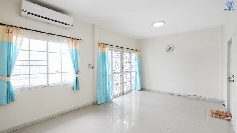 ทาวน์เฮ้าส์มือสองนนทบุรี ม.วณิชชา บางใหญ่-กาญจนาภิเษก (ซ.กันตนา) บ้านพร้อมอยู่ ราคาสุดคุ้ม! เนื้อที่ 27.1 ตร.ว. ฟังก์ชั่น 3 ห้องนอน 3 ห้องน้ำ พื้นที่ใช้สอยกว่า 156 ตร.ม. รองรับทุกการอยู่อาศัย บนทำเลเดินทางสะดวก หน้าโครงการห่างจากถ.กาญจนาฯ เพียง 1 กม. ใกล้เซ็นทรัลเวสต์เกต และรถไฟฟ้าสถานีตลาดบางใหญ่