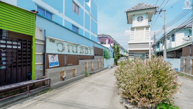 ทาวน์เฮ้าส์มือสองนนทบุรี ม.วณิชชา บางใหญ่-กาญจนาภิเษก (ซ.กันตนา) บ้านพร้อมอยู่ ราคาสุดคุ้ม! เนื้อที่ 27.1 ตร.ว. ฟังก์ชั่น 3 ห้องนอน 3 ห้องน้ำ พื้นที่ใช้สอยกว่า 156 ตร.ม. รองรับทุกการอยู่อาศัย บนทำเลเดินทางสะดวก หน้าโครงการห่างจากถ.กาญจนาฯ เพียง 1 กม. ใกล้เซ็นทรัลเวสต์เกต และรถไฟฟ้าสถานีตลาดบางใหญ่