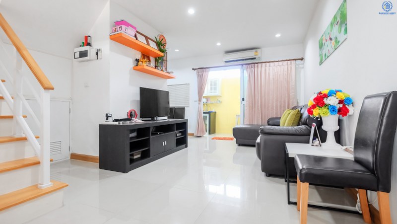 ทาวน์เฮ้าส์มือสองนนทบุรี ม.พฤกษาทาวน์เน็กซ์ นครอินทร์-วงเวียนพระราม5 (หน้ากว้าง 6 เมตร) แถมแอร์ 4 เครื่อง พร้อมเฟอร์นิเจอร์ เนื้อที่ 16 ตร.ว. ครบครันทุกฟังก์ชั่น 3นอน 2น้ำ ครัวเคาน์เตอร์+โรงรถ บนทำเลติด ถ.นครอินทร์ เชื่อมสู่หลากหลายเส้นทางได้อย่างรวดเร็ว ใกล้วงเวียนพระรามห้า และจุดขึ้นทางด่วน "ศรีรัช" ราคาเพียง 2 ล้านต้นๆ