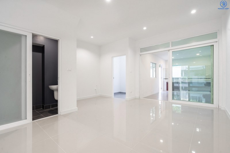 บ้านมือสองตกแต่งใหม่ 3 ชั้น ม.เดอะเทอเรซ ใกล้เลียบด่วนรามอินทรา (ซ.นาคนิวาส 48 แยก 14-4) พร้อมอยู่! เนื้อที่ 27.7 ตร.ว. ครบครันทุกฟังก์ชั่น 3 นอน 4น้ำ 2 ที่จอดรถส่วนตัว บนสุดยอดทำเล! ตอบโจทย์ทุกไลฟ์สไตล์ เข้า-ออกได้หลายเส้นทาง ใจกลางห้างฯชั้นนำทั้ง The Walk เกษตรนวมินทร์, นวมินทร์ ซิตี้ อเวนิว , CDC ฯลฯ ใกล้รถไฟฟ้าสายสีน้ำตาล "สถานีสตรีวิทยา2"