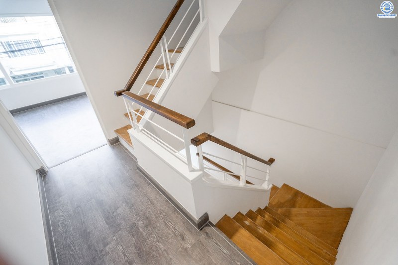 บ้านมือสองตกแต่งใหม่ 3 ชั้น ม.เดอะเทอเรซ ใกล้เลียบด่วนรามอินทรา (ซ.นาคนิวาส 48 แยก 14-4) พร้อมอยู่! เนื้อที่ 27.7 ตร.ว. ครบครันทุกฟังก์ชั่น 3 นอน 4น้ำ 2 ที่จอดรถส่วนตัว บนสุดยอดทำเล! ตอบโจทย์ทุกไลฟ์สไตล์ เข้า-ออกได้หลายเส้นทาง ใจกลางห้างฯชั้นนำทั้ง The Walk เกษตรนวมินทร์, นวมินทร์ ซิตี้ อเวนิว , CDC ฯลฯ ใกล้รถไฟฟ้าสายสีน้ำตาล "สถานีสตรีวิทยา2"