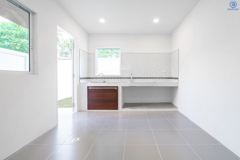 บ้านมือสองตกแต่งใหม่ 3 ชั้น ม.เดอะเทอเรซ ใกล้เลียบด่วนรามอินทรา (ซ.นาคนิวาส 48 แยก 14-4) พร้อมอยู่! เนื้อที่ 27.7 ตร.ว. ครบครันทุกฟังก์ชั่น 3 นอน 4น้ำ 2 ที่จอดรถส่วนตัว บนสุดยอดทำเล! ตอบโจทย์ทุกไลฟ์สไตล์ เข้า-ออกได้หลายเส้นทาง ใจกลางห้างฯชั้นนำทั้ง The Walk เกษตรนวมินทร์, นวมินทร์ ซิตี้ อเวนิว , CDC ฯลฯ ใกล้รถไฟฟ้าสายสีน้ำตาล "สถานีสตรีวิทยา2"