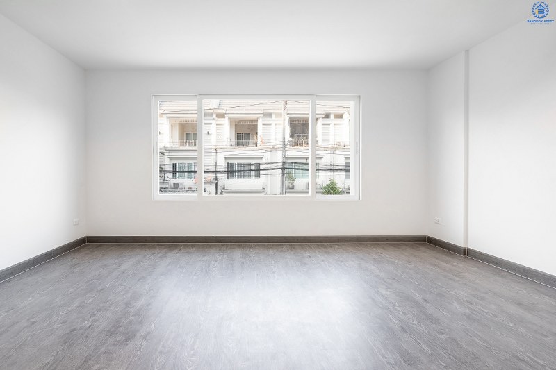 บ้านมือสองตกแต่งใหม่ 3 ชั้น ม.เดอะเทอเรซ ใกล้เลียบด่วนรามอินทรา (ซ.นาคนิวาส 48 แยก 14-4) พร้อมอยู่! เนื้อที่ 27.7 ตร.ว. ครบครันทุกฟังก์ชั่น 3 นอน 4น้ำ 2 ที่จอดรถส่วนตัว บนสุดยอดทำเล! ตอบโจทย์ทุกไลฟ์สไตล์ เข้า-ออกได้หลายเส้นทาง ใจกลางห้างฯชั้นนำทั้ง The Walk เกษตรนวมินทร์, นวมินทร์ ซิตี้ อเวนิว , CDC ฯลฯ ใกล้รถไฟฟ้าสายสีน้ำตาล "สถานีสตรีวิทยา2"