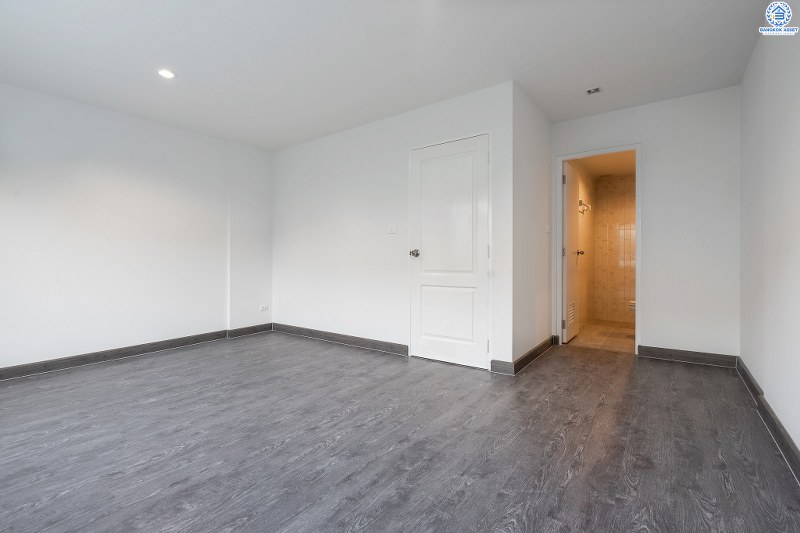 บ้านมือสองตกแต่งใหม่ 3 ชั้น ม.เดอะเทอเรซ ใกล้เลียบด่วนรามอินทรา (ซ.นาคนิวาส 48 แยก 14-4) พร้อมอยู่! เนื้อที่ 27.7 ตร.ว. ครบครันทุกฟังก์ชั่น 3 นอน 4น้ำ 2 ที่จอดรถส่วนตัว บนสุดยอดทำเล! ตอบโจทย์ทุกไลฟ์สไตล์ เข้า-ออกได้หลายเส้นทาง ใจกลางห้างฯชั้นนำทั้ง The Walk เกษตรนวมินทร์, นวมินทร์ ซิตี้ อเวนิว , CDC ฯลฯ ใกล้รถไฟฟ้าสายสีน้ำตาล "สถานีสตรีวิทยา2"