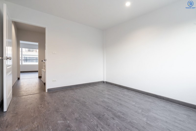 บ้านมือสองตกแต่งใหม่ 3 ชั้น ม.เดอะเทอเรซ ใกล้เลียบด่วนรามอินทรา (ซ.นาคนิวาส 48 แยก 14-4) พร้อมอยู่! เนื้อที่ 27.7 ตร.ว. ครบครันทุกฟังก์ชั่น 3 นอน 4น้ำ 2 ที่จอดรถส่วนตัว บนสุดยอดทำเล! ตอบโจทย์ทุกไลฟ์สไตล์ เข้า-ออกได้หลายเส้นทาง ใจกลางห้างฯชั้นนำทั้ง The Walk เกษตรนวมินทร์, นวมินทร์ ซิตี้ อเวนิว , CDC ฯลฯ ใกล้รถไฟฟ้าสายสีน้ำตาล "สถานีสตรีวิทยา2"