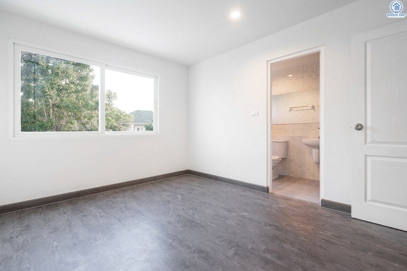 บ้านมือสองตกแต่งใหม่ 3 ชั้น ม.เดอะเทอเรซ ใกล้เลียบด่วนรามอินทรา (ซ.นาคนิวาส 48 แยก 14-4) พร้อมอยู่! เนื้อที่ 27.7 ตร.ว. ครบครันทุกฟังก์ชั่น 3 นอน 4น้ำ 2 ที่จอดรถส่วนตัว บนสุดยอดทำเล! ตอบโจทย์ทุกไลฟ์สไตล์ เข้า-ออกได้หลายเส้นทาง ใจกลางห้างฯชั้นนำทั้ง The Walk เกษตรนวมินทร์, นวมินทร์ ซิตี้ อเวนิว , CDC ฯลฯ ใกล้รถไฟฟ้าสายสีน้ำตาล "สถานีสตรีวิทยา2"