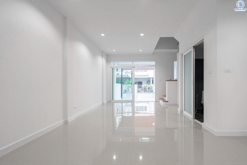 บ้านมือสองตกแต่งใหม่ 3 ชั้น ม.เดอะเทอเรซ ใกล้เลียบด่วนรามอินทรา (ซ.นาคนิวาส 48 แยก 14-4) พร้อมอยู่! เนื้อที่ 27.7 ตร.ว. ครบครันทุกฟังก์ชั่น 3 นอน 4น้ำ 2 ที่จอดรถส่วนตัว บนสุดยอดทำเล! ตอบโจทย์ทุกไลฟ์สไตล์ เข้า-ออกได้หลายเส้นทาง ใจกลางห้างฯชั้นนำทั้ง The Walk เกษตรนวมินทร์, นวมินทร์ ซิตี้ อเวนิว , CDC ฯลฯ ใกล้รถไฟฟ้าสายสีน้ำตาล "สถานีสตรีวิทยา2"