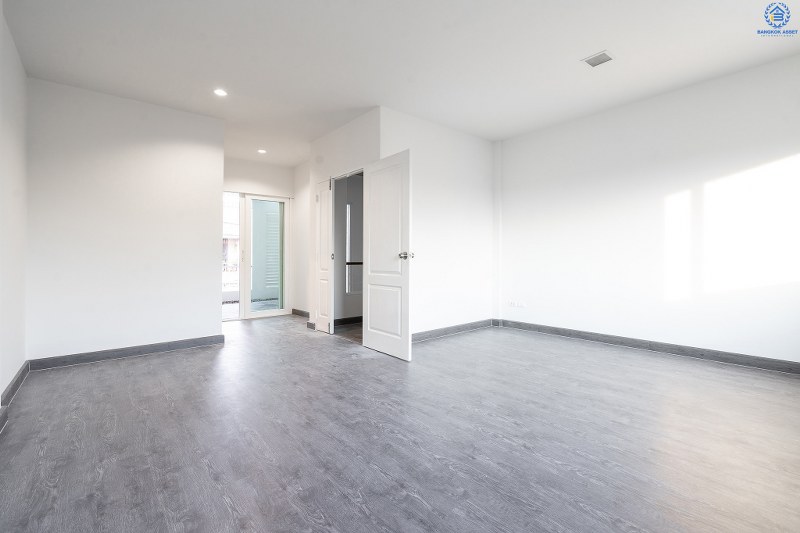 บ้านมือสองตกแต่งใหม่ 3 ชั้น ม.เดอะเทอเรซ ใกล้เลียบด่วนรามอินทรา (ซ.นาคนิวาส 48 แยก 14-4) พร้อมอยู่! เนื้อที่ 27.7 ตร.ว. ครบครันทุกฟังก์ชั่น 3 นอน 4น้ำ 2 ที่จอดรถส่วนตัว บนสุดยอดทำเล! ตอบโจทย์ทุกไลฟ์สไตล์ เข้า-ออกได้หลายเส้นทาง ใจกลางห้างฯชั้นนำทั้ง The Walk เกษตรนวมินทร์, นวมินทร์ ซิตี้ อเวนิว , CDC ฯลฯ ใกล้รถไฟฟ้าสายสีน้ำตาล "สถานีสตรีวิทยา2"