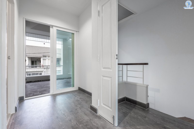 บ้านมือสองตกแต่งใหม่ 3 ชั้น ม.เดอะเทอเรซ ใกล้เลียบด่วนรามอินทรา (ซ.นาคนิวาส 48 แยก 14-4) พร้อมอยู่! เนื้อที่ 27.7 ตร.ว. ครบครันทุกฟังก์ชั่น 3 นอน 4น้ำ 2 ที่จอดรถส่วนตัว บนสุดยอดทำเล! ตอบโจทย์ทุกไลฟ์สไตล์ เข้า-ออกได้หลายเส้นทาง ใจกลางห้างฯชั้นนำทั้ง The Walk เกษตรนวมินทร์, นวมินทร์ ซิตี้ อเวนิว , CDC ฯลฯ ใกล้รถไฟฟ้าสายสีน้ำตาล "สถานีสตรีวิทยา2"