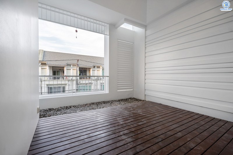 บ้านมือสองตกแต่งใหม่ 3 ชั้น ม.เดอะเทอเรซ ใกล้เลียบด่วนรามอินทรา (ซ.นาคนิวาส 48 แยก 14-4) พร้อมอยู่! เนื้อที่ 27.7 ตร.ว. ครบครันทุกฟังก์ชั่น 3 นอน 4น้ำ 2 ที่จอดรถส่วนตัว บนสุดยอดทำเล! ตอบโจทย์ทุกไลฟ์สไตล์ เข้า-ออกได้หลายเส้นทาง ใจกลางห้างฯชั้นนำทั้ง The Walk เกษตรนวมินทร์, นวมินทร์ ซิตี้ อเวนิว , CDC ฯลฯ ใกล้รถไฟฟ้าสายสีน้ำตาล "สถานีสตรีวิทยา2"