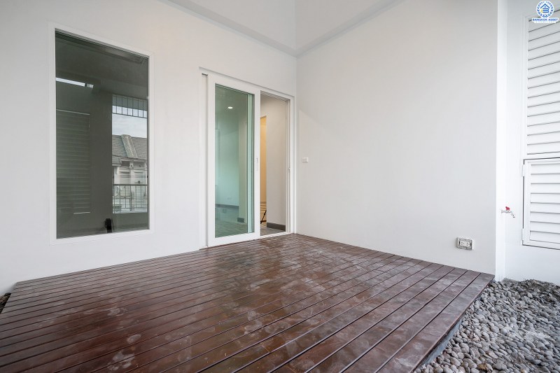 บ้านมือสองตกแต่งใหม่ 3 ชั้น ม.เดอะเทอเรซ ใกล้เลียบด่วนรามอินทรา (ซ.นาคนิวาส 48 แยก 14-4) พร้อมอยู่! เนื้อที่ 27.7 ตร.ว. ครบครันทุกฟังก์ชั่น 3 นอน 4น้ำ 2 ที่จอดรถส่วนตัว บนสุดยอดทำเล! ตอบโจทย์ทุกไลฟ์สไตล์ เข้า-ออกได้หลายเส้นทาง ใจกลางห้างฯชั้นนำทั้ง The Walk เกษตรนวมินทร์, นวมินทร์ ซิตี้ อเวนิว , CDC ฯลฯ ใกล้รถไฟฟ้าสายสีน้ำตาล "สถานีสตรีวิทยา2"