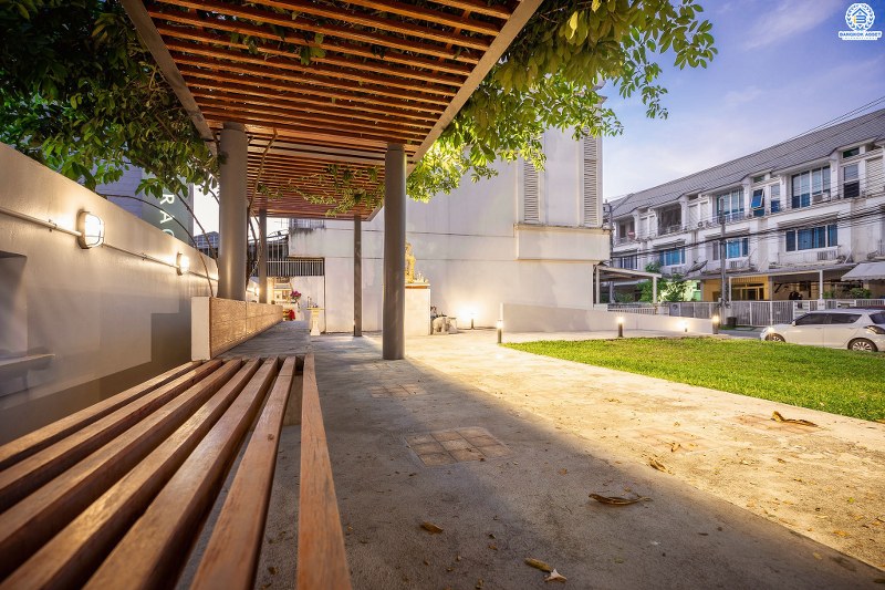 บ้านมือสองตกแต่งใหม่ 3 ชั้น ม.เดอะเทอเรซ ใกล้เลียบด่วนรามอินทรา (ซ.นาคนิวาส 48 แยก 14-4) พร้อมอยู่! เนื้อที่ 27.7 ตร.ว. ครบครันทุกฟังก์ชั่น 3 นอน 4น้ำ 2 ที่จอดรถส่วนตัว บนสุดยอดทำเล! ตอบโจทย์ทุกไลฟ์สไตล์ เข้า-ออกได้หลายเส้นทาง ใจกลางห้างฯชั้นนำทั้ง The Walk เกษตรนวมินทร์, นวมินทร์ ซิตี้ อเวนิว , CDC ฯลฯ ใกล้รถไฟฟ้าสายสีน้ำตาล "สถานีสตรีวิทยา2"