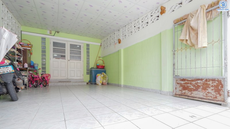 ทาวน์เฮ้าส์มือสองนนทบุรี หมู่บ้าน ช.รุ่งเรือง6 ทำเลบางบัวทอง ติดถ.บางกรวย-ไทรน้อย เนื้อที่ 23.2 ตร.ว. ฟังก์ชั่น 2นอน 2น้ำ ครบครันทั้งครัวเคาน์เตอร์+โรงรถ แถมแอร์ 2 เครื่อง! บนทำเลติดถนนใหญ่ เชื่อมต่อหลายเส้นทางทั้งถ.รัตนาธิเบศร์ ,ถ.ราชพฤกษ์ ,ถ.ชัยพฤกษ์ ใกล้เซ็นทรัลเวสต์เกต และรถไฟฟ้าสถานีบางพลู ราคาเกินคุ้ม!!